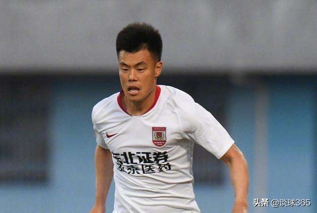 32岁国足锋霸，拒美国国籍为中国效力，妻子是肤白貌美的海归才女