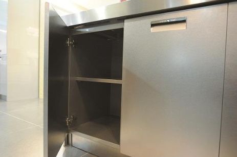 橱柜用实木多层板好还是颗粒板好,橱柜用不锈钢好还是实木多层板好