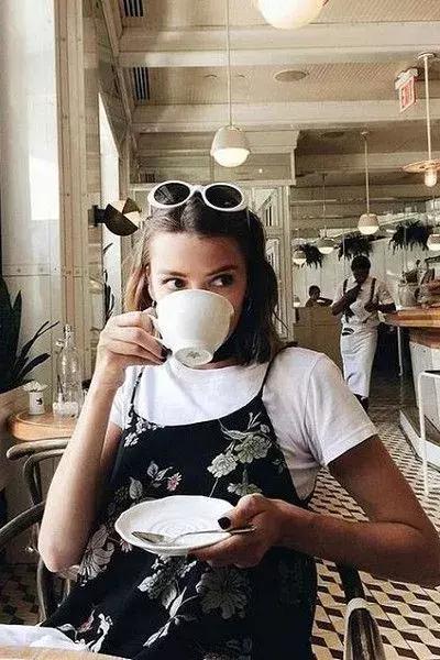 洋气上档次吊带裙秋冬内搭,今年最火的吊带裙内搭