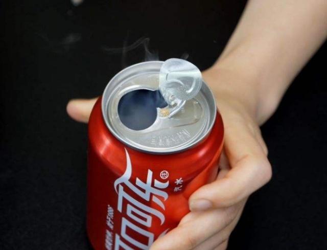 不用拉拉环也能轻松打开易拉罐，只需要一张纸，快点表演给朋友吧