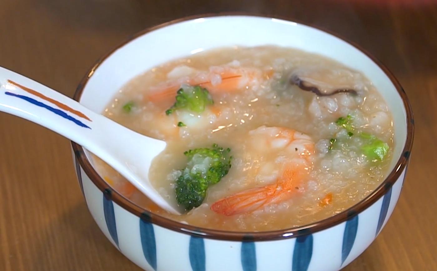 香菇大虾海鲜粥电饭煲做法,懒人版速冻虾海鲜粥的家常做法