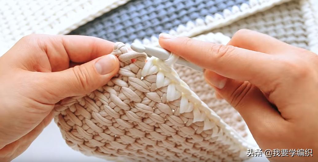 十一与其出门人挤人，不如在家看电视钩包包，一款拼色手提袋教程