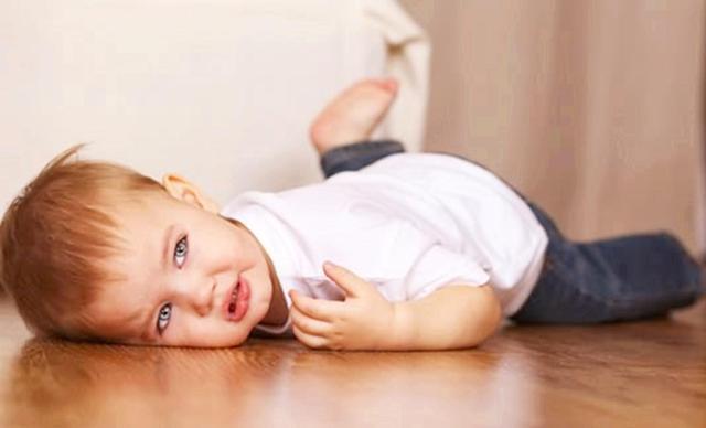 宝宝掉床不应立刻抱起最好这样做,宝宝掉床后怎么判断没事