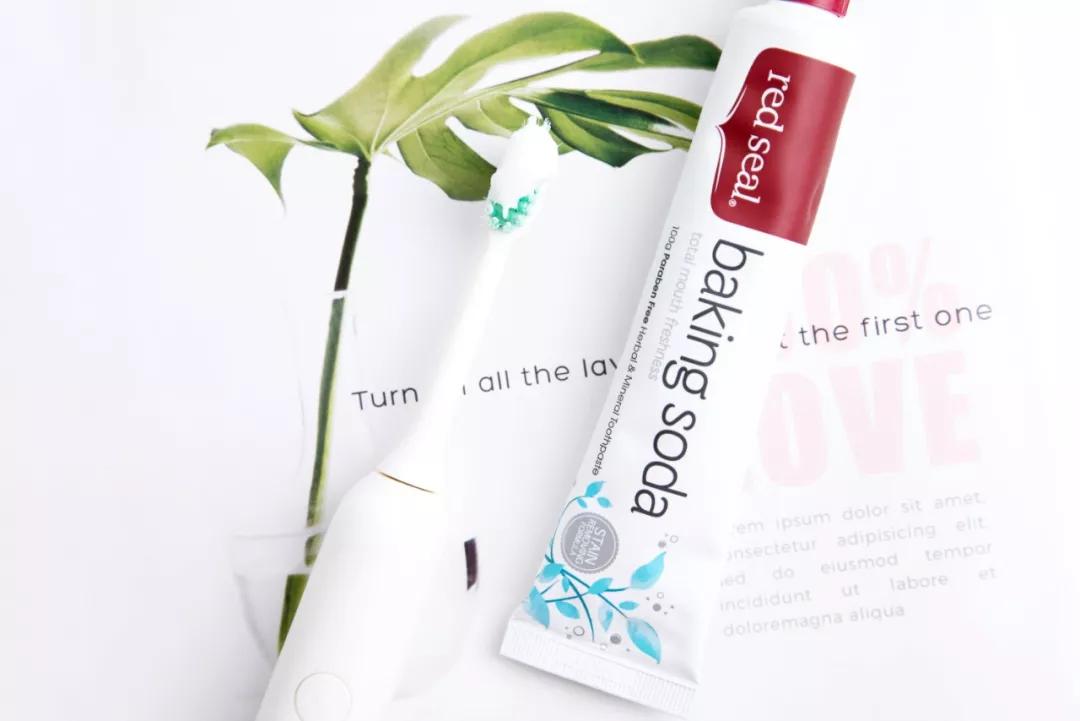 李佳琦给高晓松涂了口红，“美”得不像话？！不过牙齿是真的白