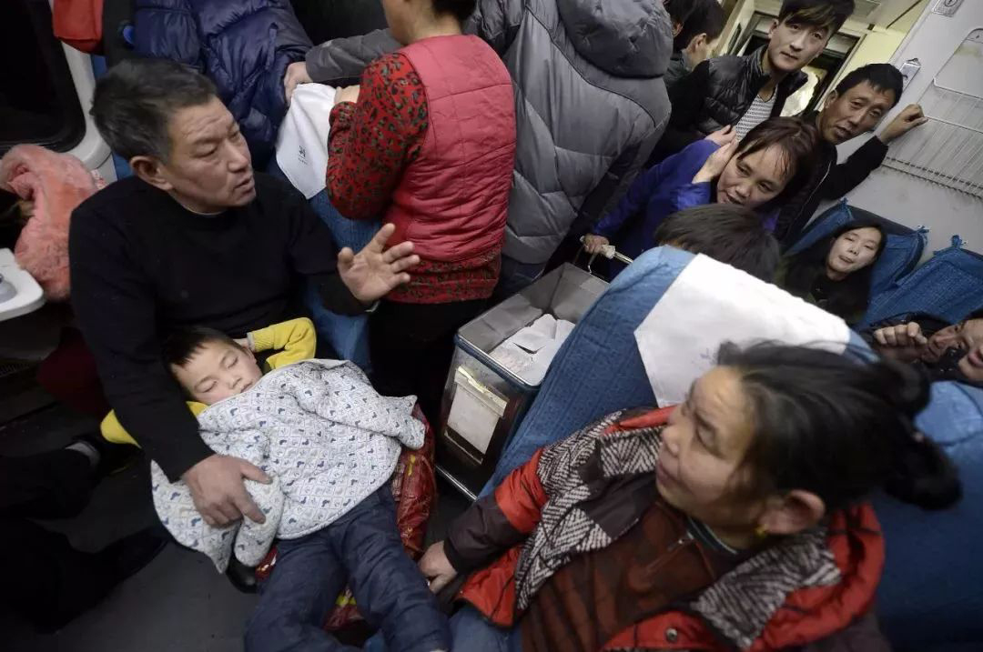 坐火车怎么买到挨着的座位,火车买站票可以站到哪些位置