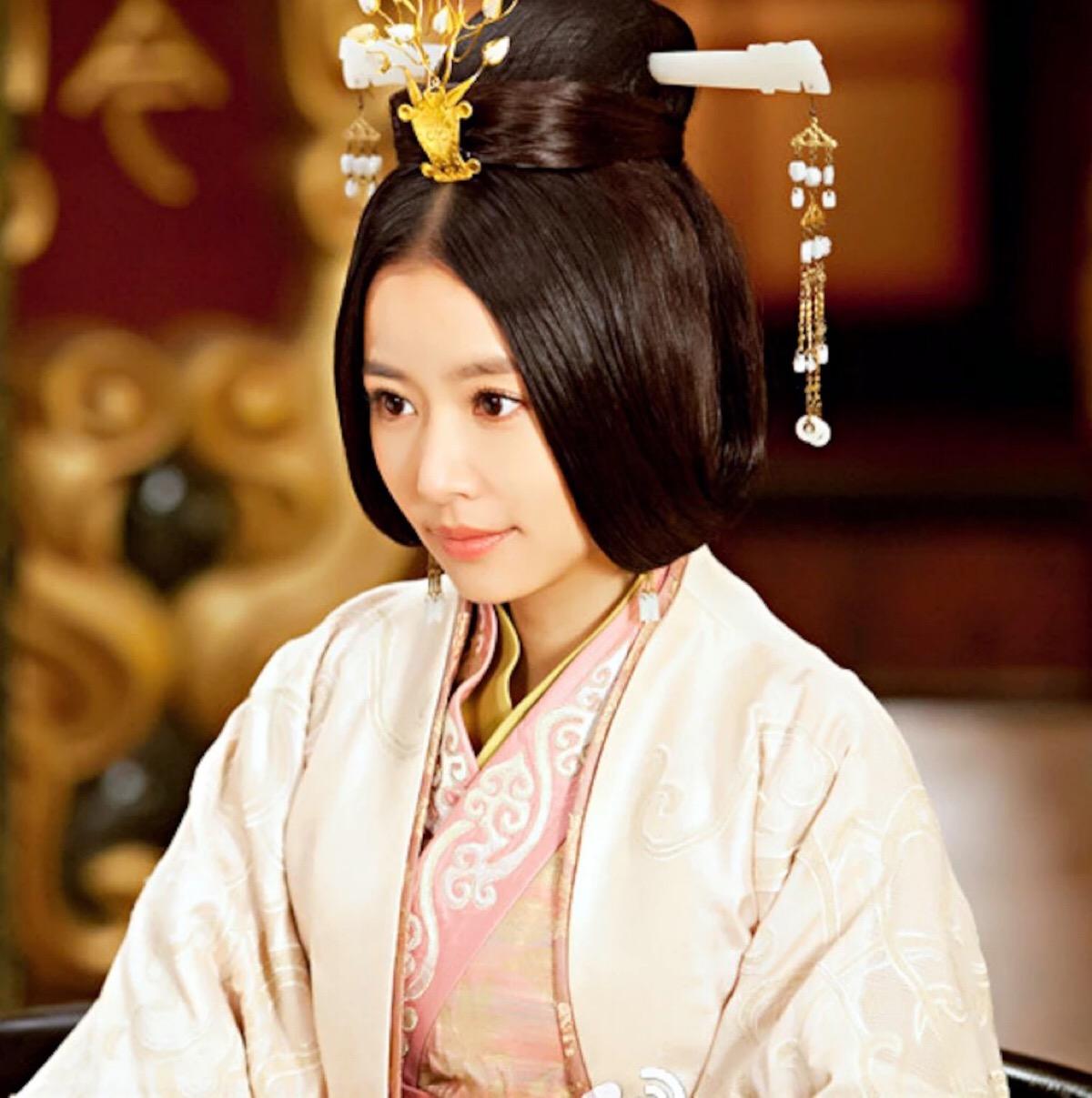 郭圣通被刘秀废除后位，她做了十九年太子的长子刘疆，也主动辞职