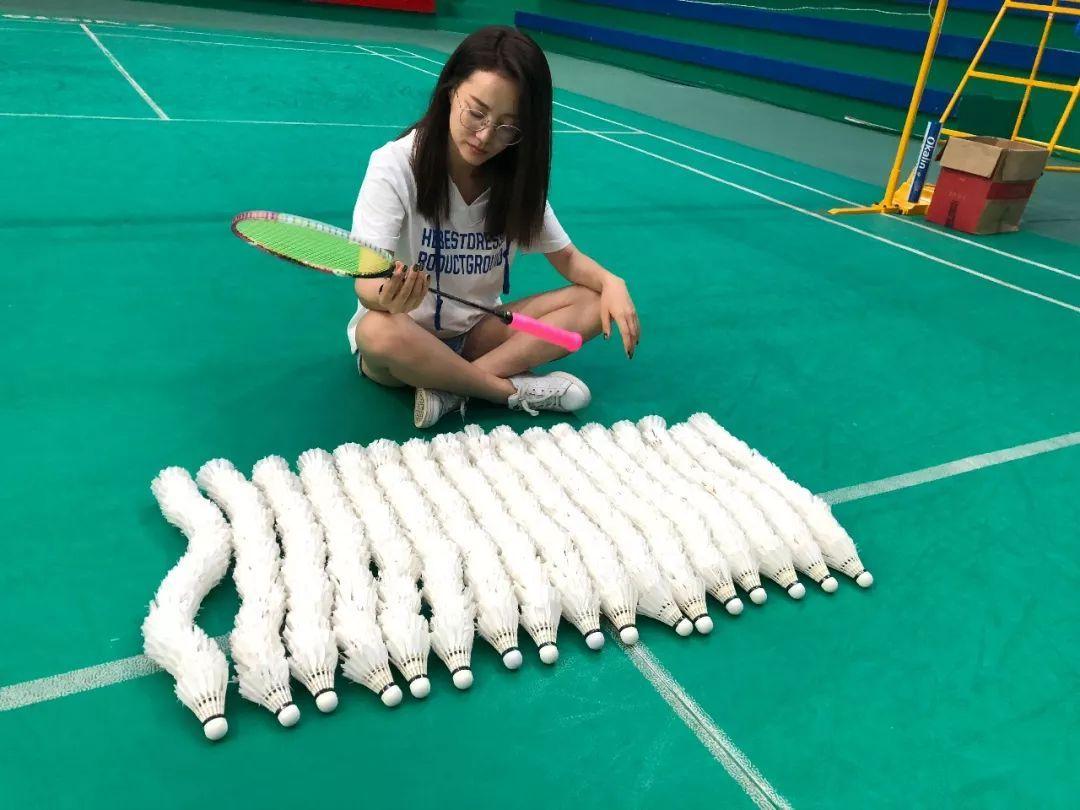 羽毛球把球拍打断是正常的吗,打羽毛球打断球拍是正常现象吗