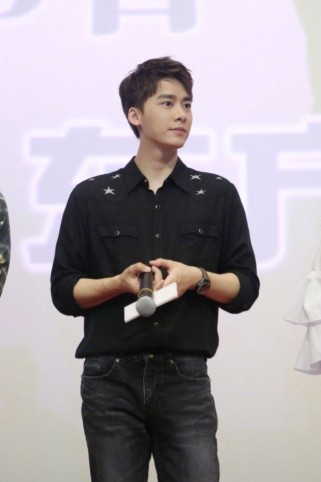 李易峰夏季穿着打扮搭配图片,李易峰最新搭配衣服