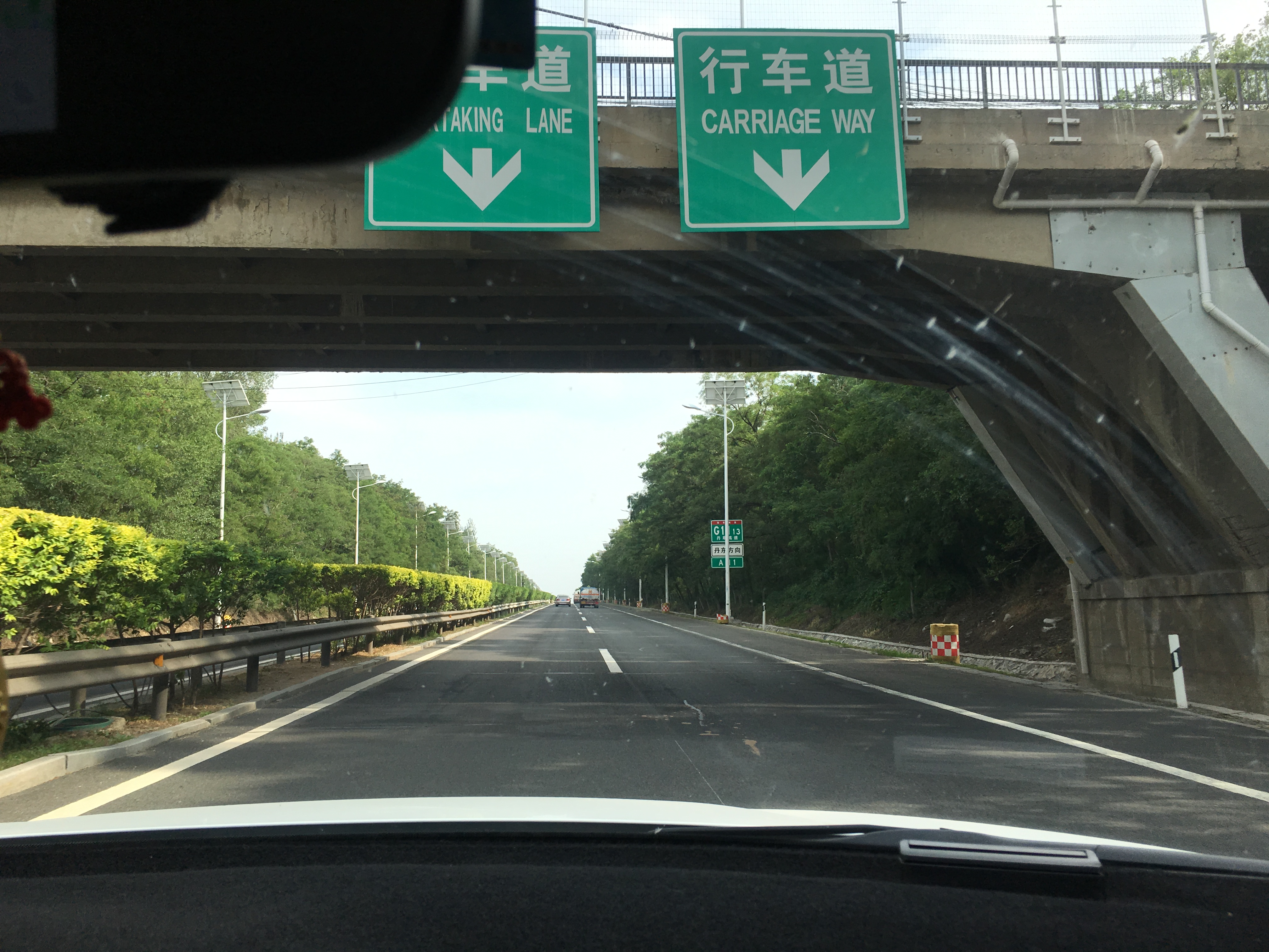 高速轻微刮蹭对方逃逸怎么处理,高速收费站刮蹭怎么划分责任