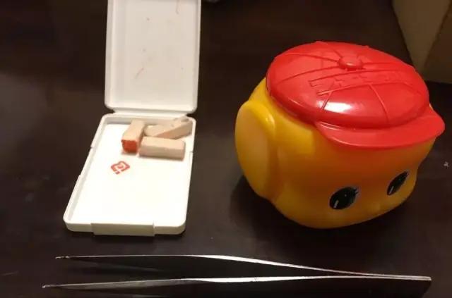 暖哭!90岁奶奶用废报纸作画,震撼数万网友:我缺的是纸吗?是手