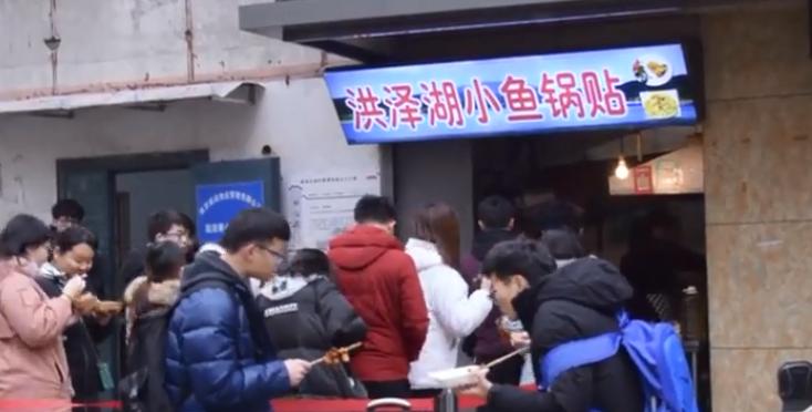 南京只够站3个人的小店,老板很少露面,3个员工每月帮他赚10万