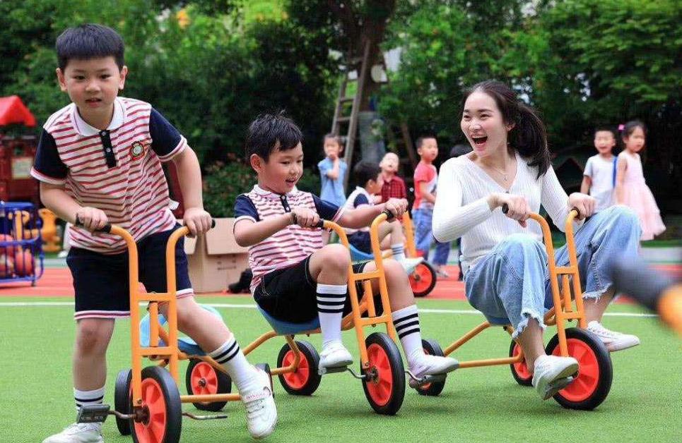 幼儿园宝宝制作垃圾袋裙子,幼儿用垃圾袋做时装秀