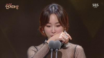 他们拼命化解尴尬的样子，够我笑上一整天