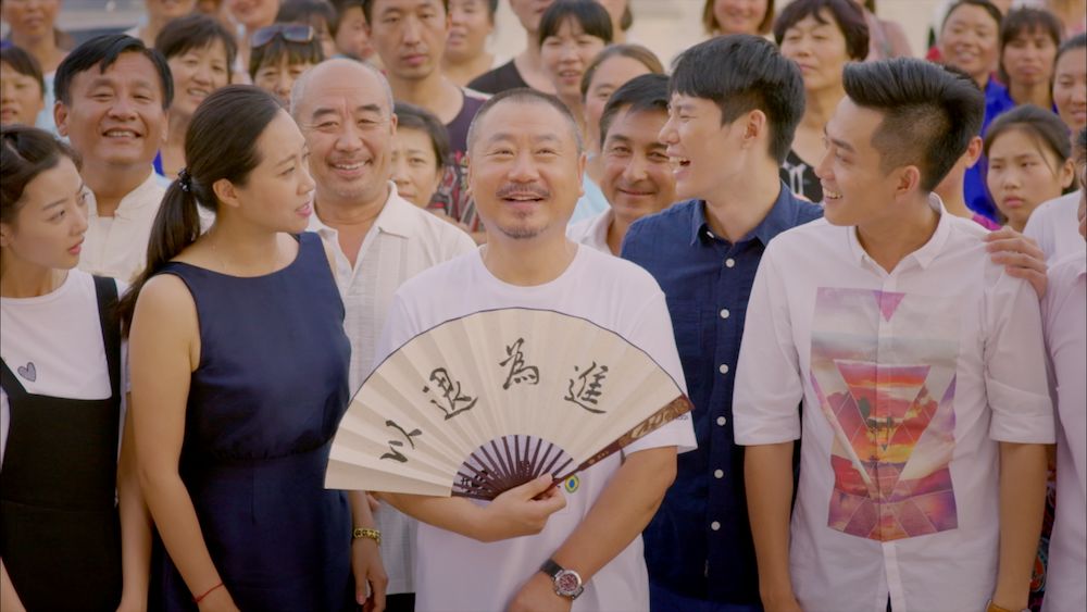 一个看似清清白白的大学教授，实则抛妻弃子、吃软饭、自私虚伪，范伟把这个中年油腻男演活了