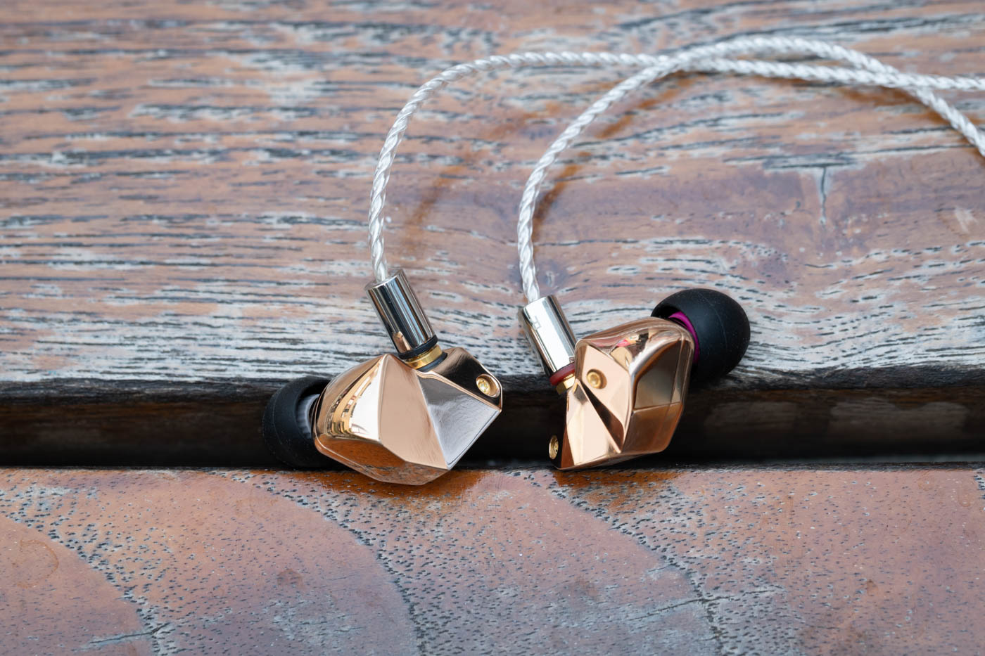 你要的是这个金耳机，这个银耳机，还是这个铁耳机呢？