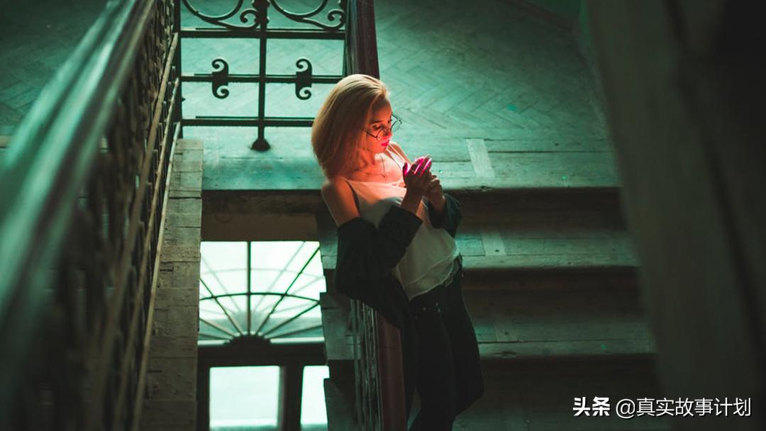 喜欢“不存在”的舞台偶像，年轻人开始和虚拟人物结婚