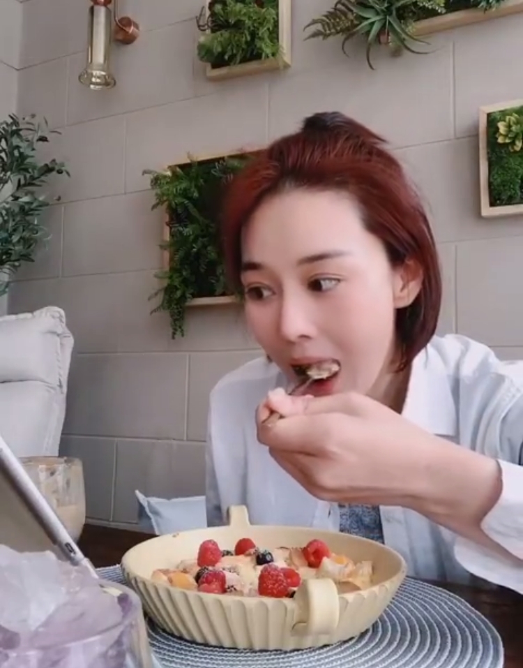 张馨予白头发,张馨予长发回归