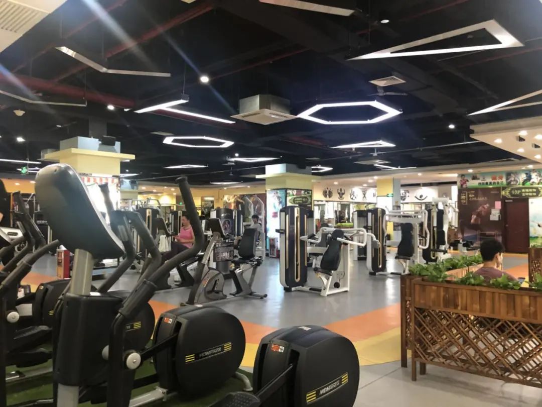 在大岗逛了一天，朋友决定买下这家店铺