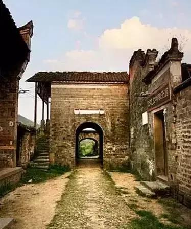 这个村庄一千年前建了个生态下水道，至今旱涝不惧