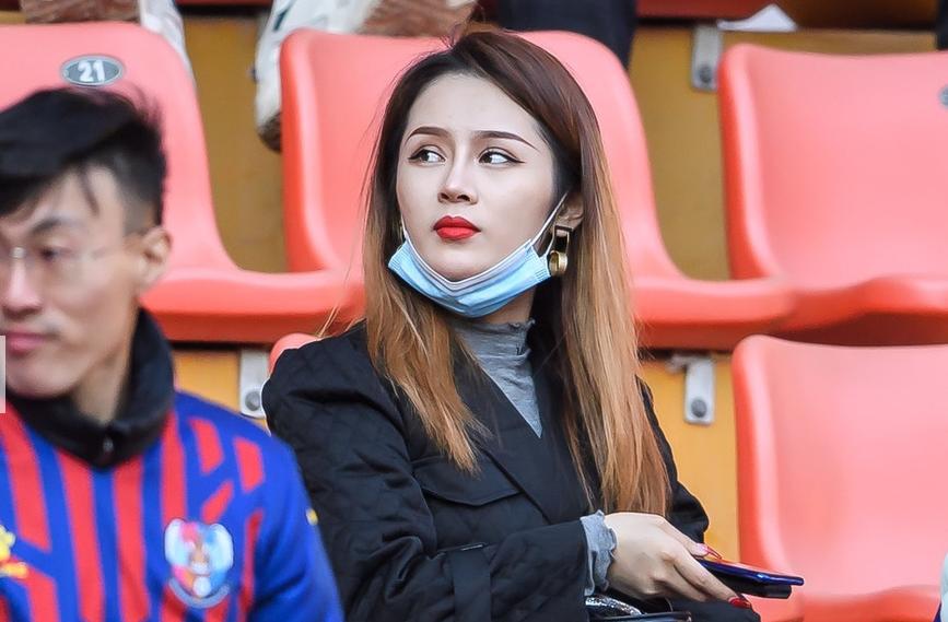 微微一笑很倾城拍摄粉丝围观,微微一笑很倾城女子惊艳全场