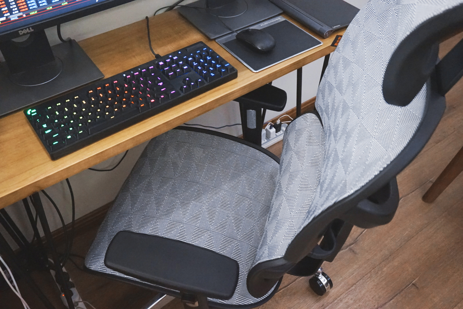 看了老罗推荐的人体工学椅我买了它——达宝利D1人体工学椅评测