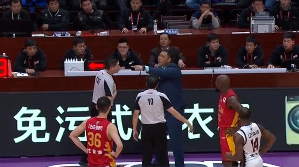 cba教练大闹技术台,cba裁判再次惹争议