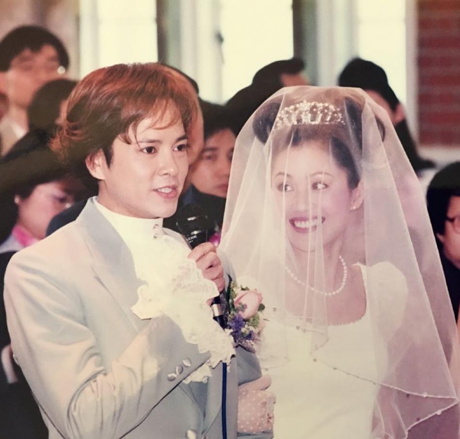 50岁梁小冰小腹凸显,被网友怀疑怀孕,6字回应尽显情商