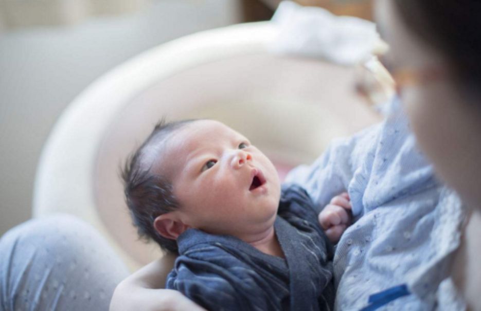 5个月宝宝突然不愿意喝奶大哭,5个月宝宝不喝奶被逼说我不喝