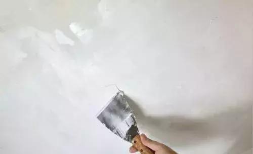 腻子层起泡了,房子顶上粘上腻子起泡是什么原因