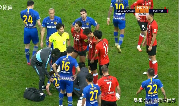 1红3黄0争议，韩国裁判MVP！91分钟暖心一幕，中超少见