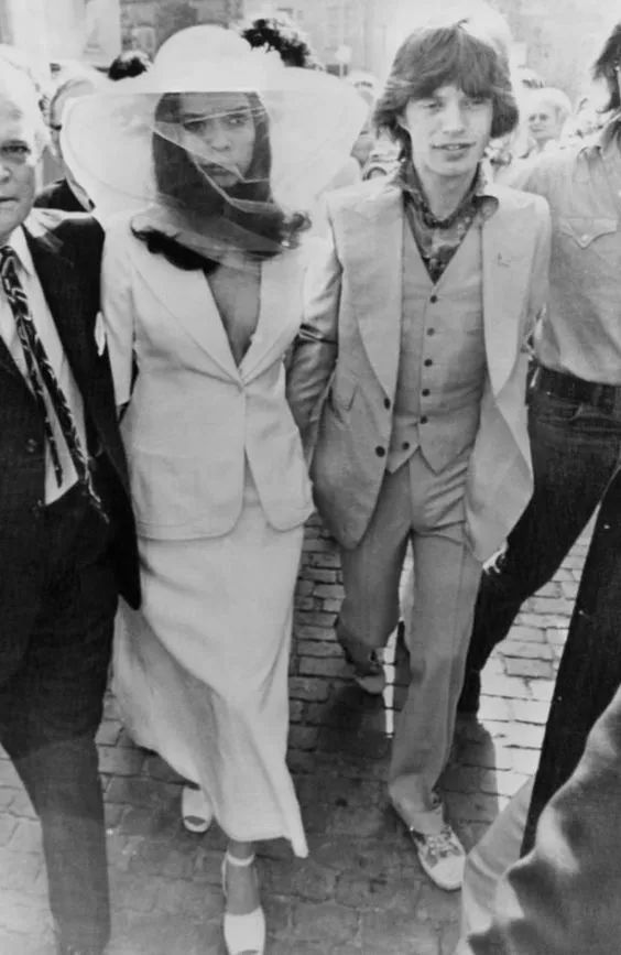 那个卖口红的YSL,教会女孩不色情的穿黑*袜丝**