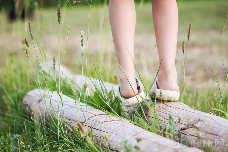 孩子白血病腿疼是关节处疼吗,医生说孩子手指关节疼