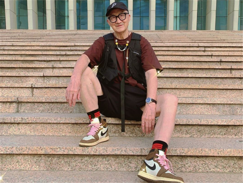 82岁爷爷穿粉色AJ上街，一身马卡龙配色，和孙子同款真时尚