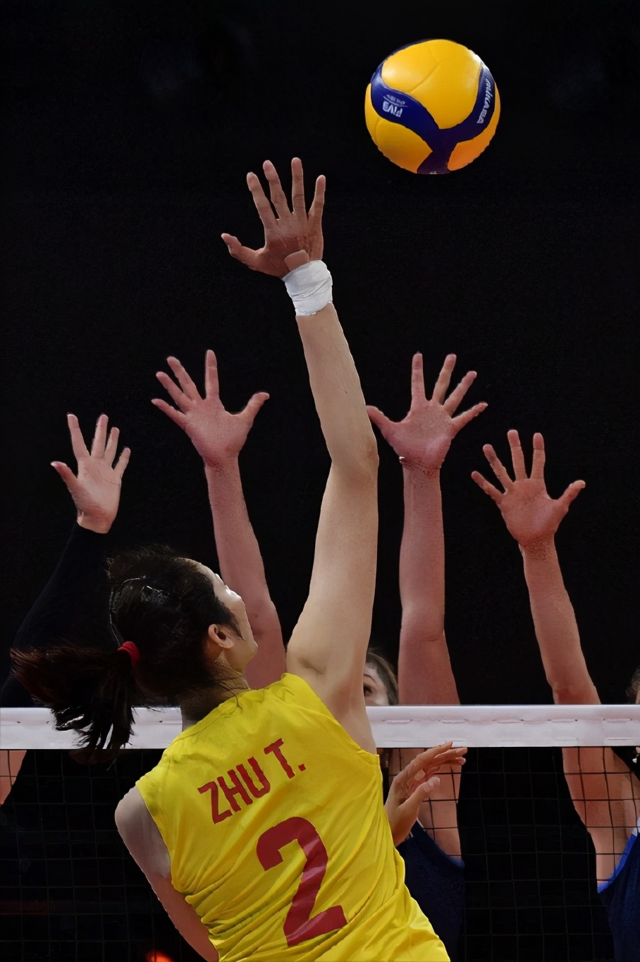 朱婷受伤张常宁着急拿绷带,朱婷手腕伤势女排赛事