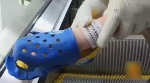 女子抱娃时意外摔倒原视频,婴儿扶梯坠亡事件