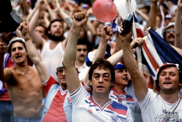 足球场上的影像记忆，友妻门主角一同出镜，切尔西门神奉献神扑