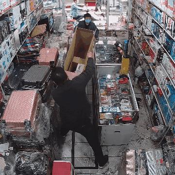 向对面出租屋射了一箭：80后妈妈王莹在城中村的实验艺术