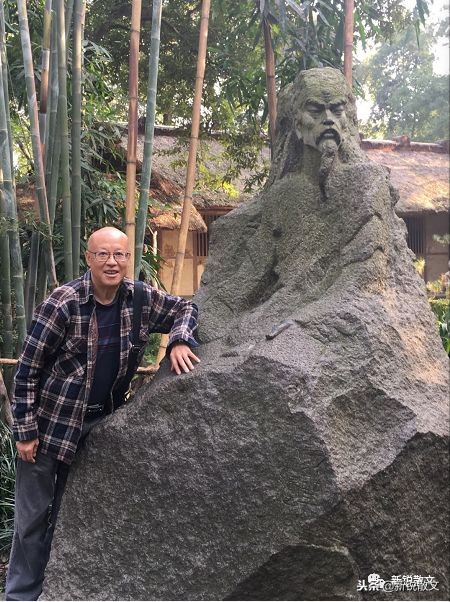 峡江人家的生存空间非常狭窄,但他们与自然高度和谐