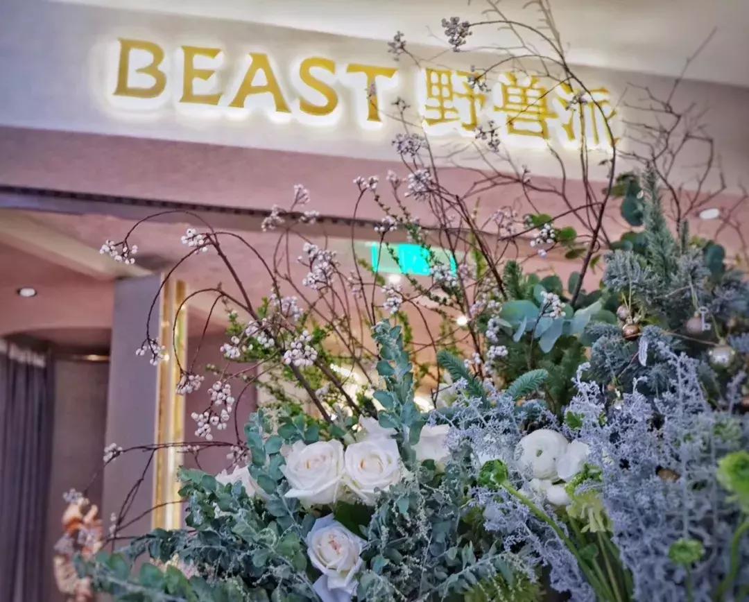 在花园里和鲜花为伴,在花店与鲜花为伴