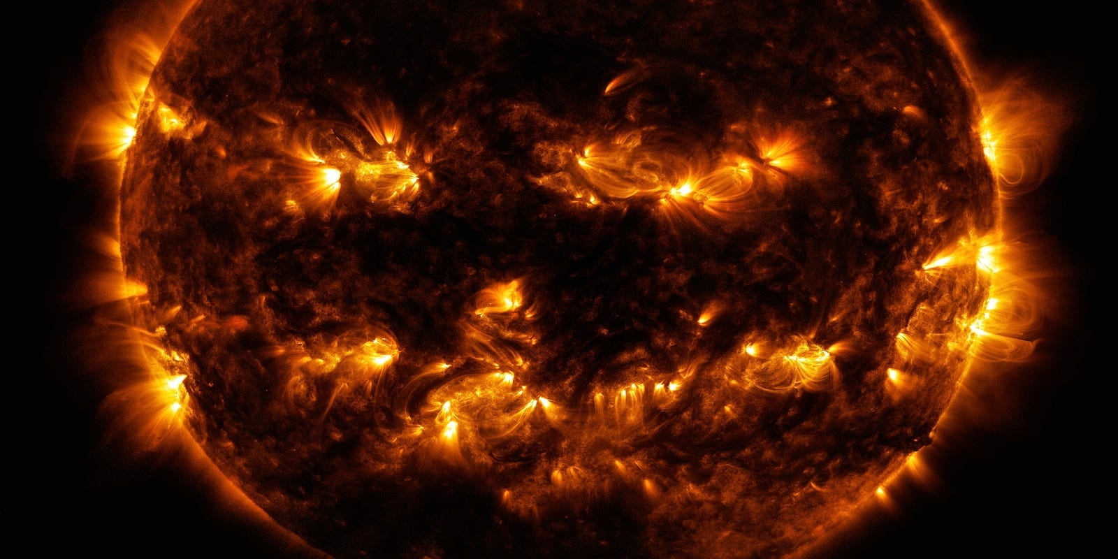 万圣节即将到来，科学家拍摄到银河系边缘的“南瓜灯”星云