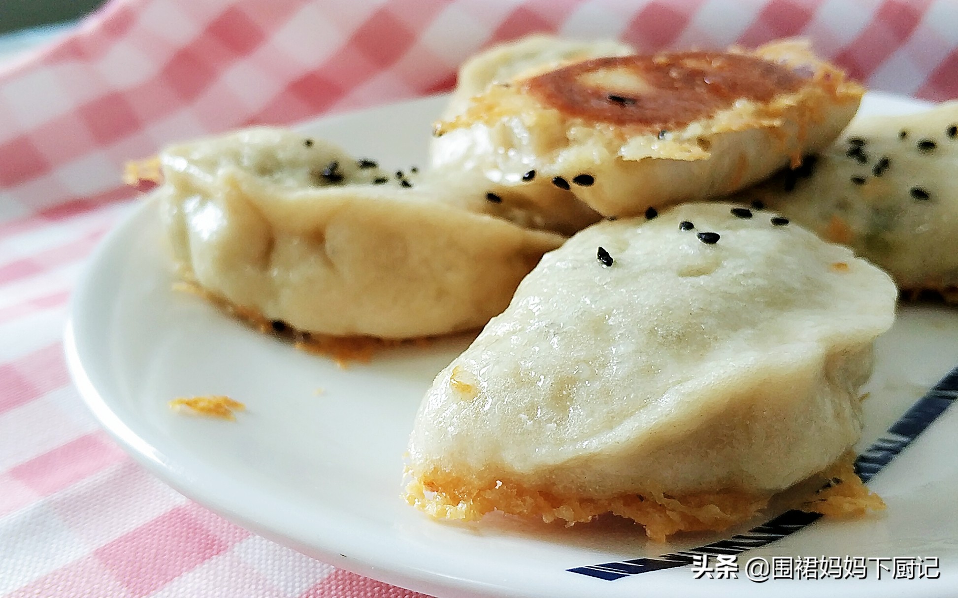 想要做出的水煎包焦香酥脆、蓬松喧软，注意这2点，一定不会失败