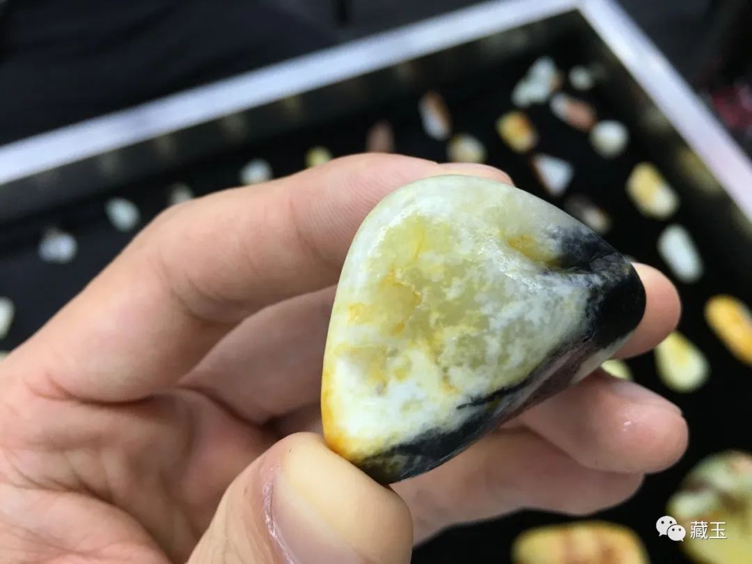 新疆和田玉籽料三色玉龙题材吊坠,和田玉籽料三色青花籽料多少钱