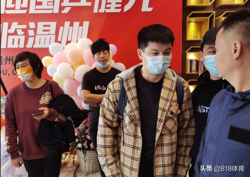 国乒队樊振东乒乓球包,国乒出征沙特樊振东