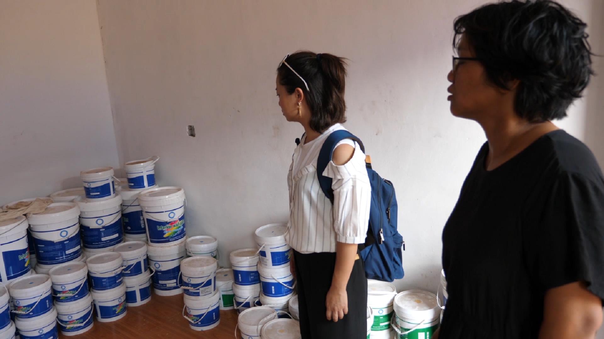 转转中国人在非洲的建材市场，全国规模最大，一张床2400块算便宜