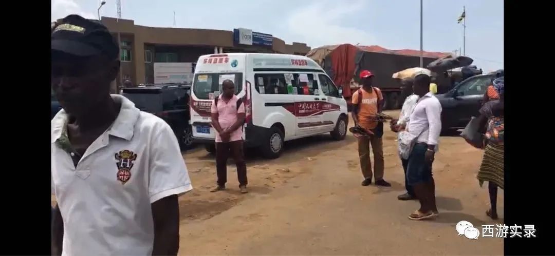 黑人不怕我车上警察，被押机场，和被绑架老乡吃饭，华人酋长宰我