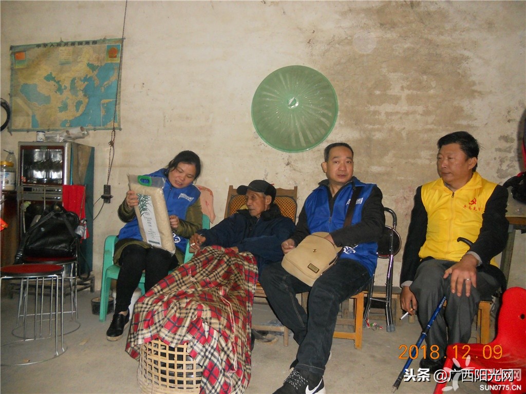 爱心志愿者给老人过集体生日,志愿者为103岁抗战老兵庆生