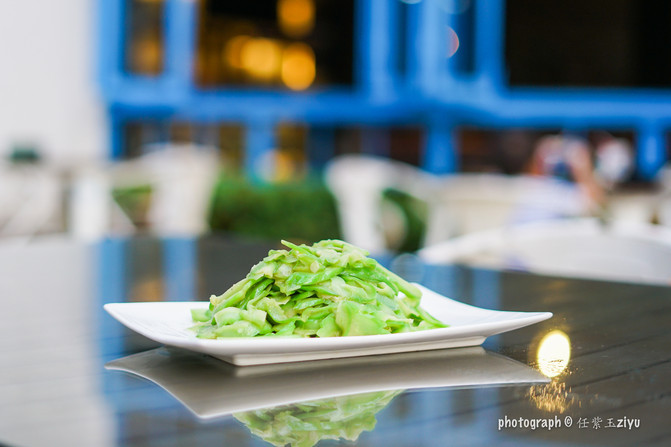 一群年轻人到三亚，摆pose，拍照