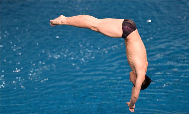 为什么男跳水穿三角泳裤,为什么跳水男运动员要穿三角泳裤