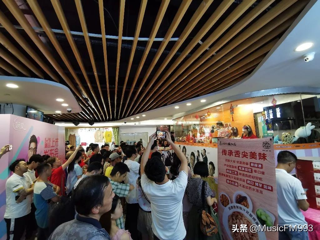 流行前线总店直播,流行前线负一层直播基地