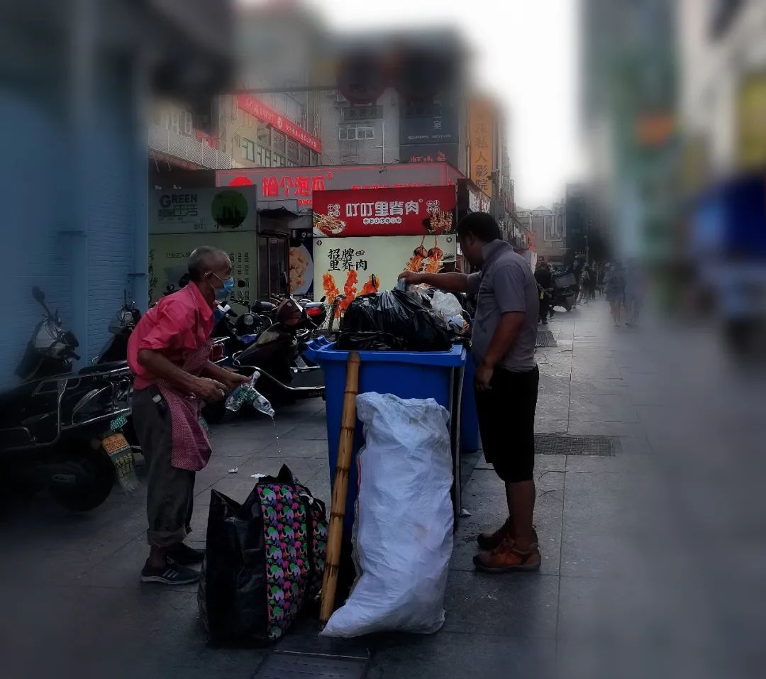 落实垃圾分类主要靠法律还是教育,践行垃圾分类小视频